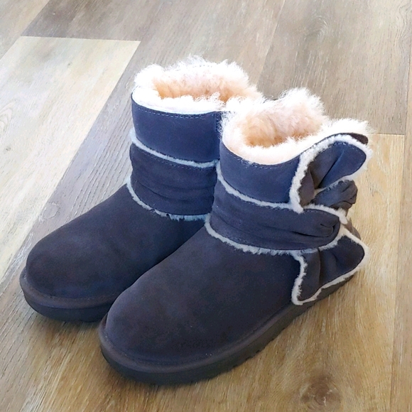 ugg mini spill seam bow